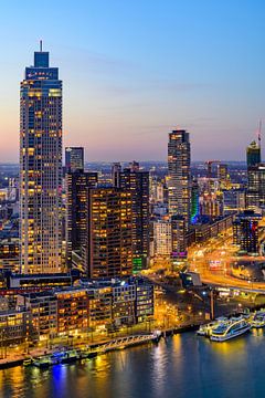 Rotterdam centrum aan de Nieuwe Maas in de avond van Sjoerd van der Wal Fotografie