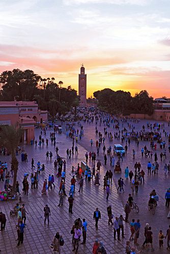 Zonsondergang op de  Djemaa el Fna markt in Marrakesh, Marocco,