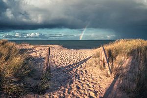 Strand van Heiligenhafen aan de Oostzee met regenboog van Jean Claude Castor