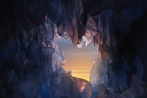 mooie ijsgrot in het avondlicht