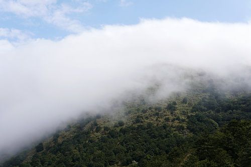 Wolkenstroom over de berg