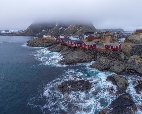 Découvrez la beauté sereine du village de Hamnoy par une journée brumeuse à L