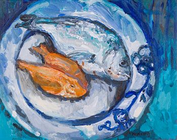 Assiette bleue avec du poisson