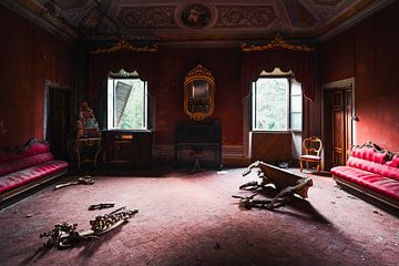 Villa rouge abandonnée avec piano. sur Roman Robroek - Photos de bâtiments abandonnés