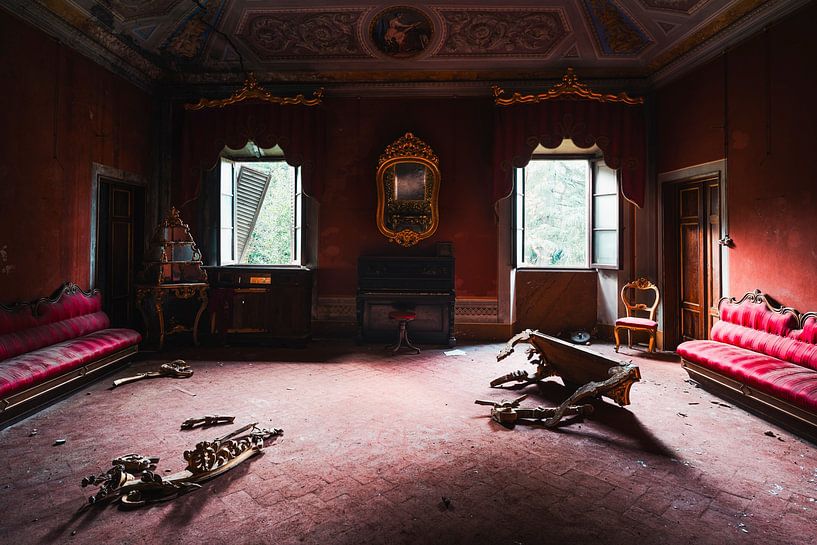 Verlaten Rode Villa met Piano. van Roman Robroek - Foto's van Verlaten Gebouwen