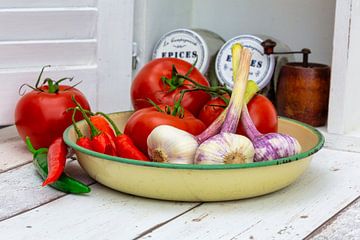 Tomatoes and garlic by Uwe Merkel