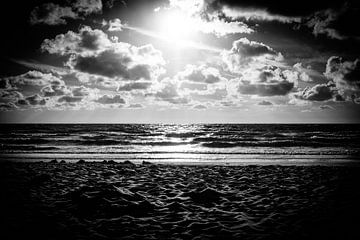 Callantsoog, Pays-Bas | Coucher de soleil sur la mer en noir et blanc | Photographie de nature