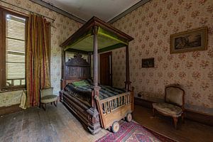 Chambre abandonnée avec un beau lit sur William Linders