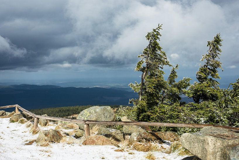 Landschaft mit Schnee auf dem Brocken im Harz van Rico Ködder