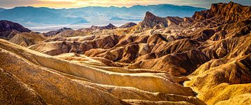 Panorama Kleurrijke rotsformatie op Zabriskie Point in Death Valley National Park Californië VS van Dieter Walther