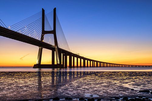Le pont Vasco de Gama à Lisbonne au lever du soleil