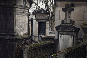 Grafmonumenten in mystieke sfeer op Père-Lachaise in Parijs