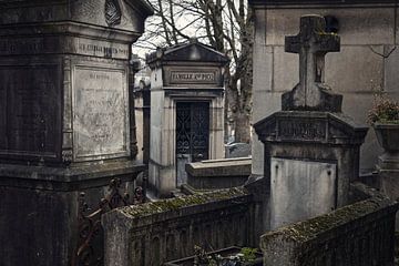 Grafmonumenten in mystieke sfeer op Père-Lachaise in Parijs van Robert Jan Smit