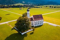 Luchtfoto van de kerk van St. Coloman bij Schwangau