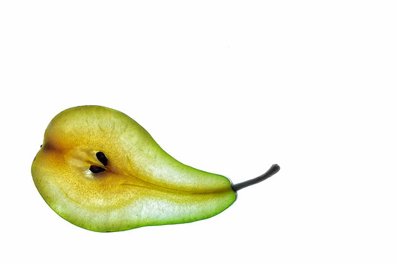 Scheibe der grünen Birne isoliert auf weißem Hintergrund. von Carola Schellekens