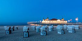 Seebrücke Ahlbeck auf der Insel Usedom bei Nacht von Werner Dieterich