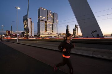 Hardloopster op de Erasmusbrug in Rotterdam van Paula Romein