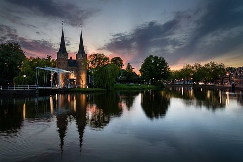 Gezicht op de Oostpoort, Delft bij zonsondergang