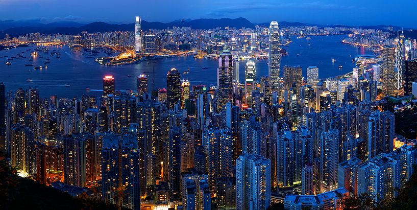 Skyline von Hongkong am Abend von Atelier Liesjes