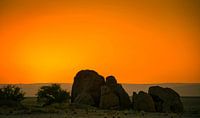 De zon gaat onder achter de rotsen in de Namib woestijn van Rietje Bulthuis thumbnail