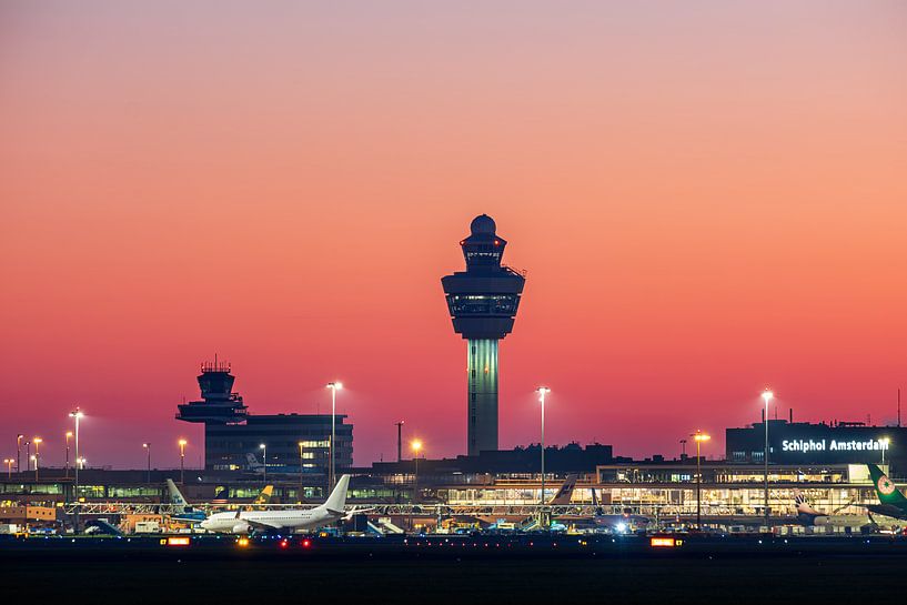 Schiphol Amsterdam Flughafen Abendrot von Evert Jan Luchies