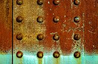 Metalen oppervlak groen roestbruin met klinknagels van Dieter Walther thumbnail