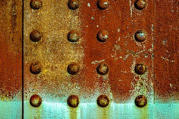 Metalen oppervlak groen roestbruin met klinknagels van Dieter Walther