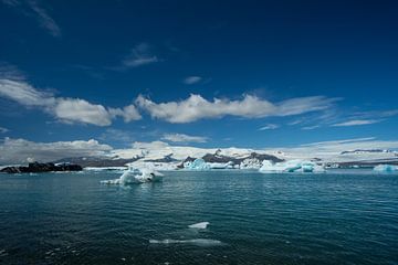 Island - Blauer Himmel am Gletschersee Joekulsarlon von adventure-photos