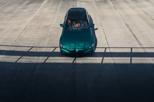 BMW M3 G80 in een parkeergarage met dramatisch contrastlicht