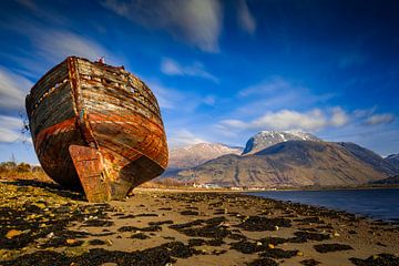 oud scheepswrak op het strand van Fort William in Schotland van gaps photography