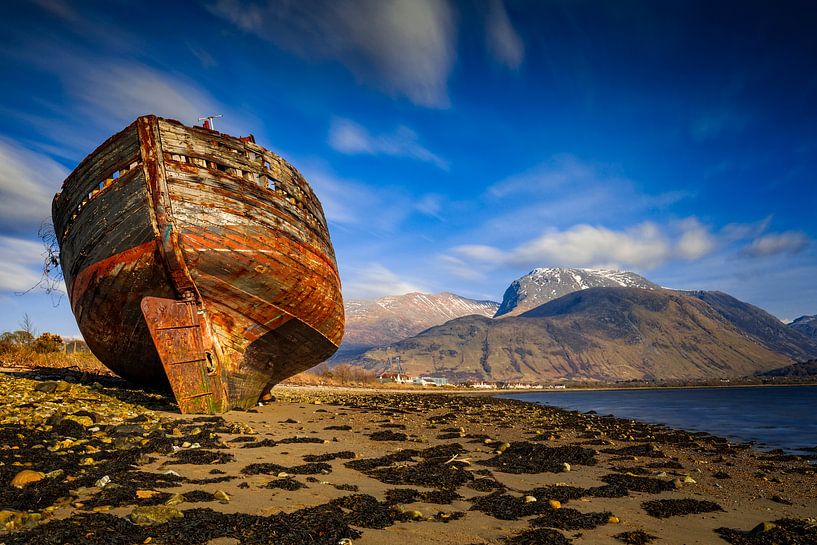 altes Schiffswrack am Strand von Fort William in Schottland von gaps photography