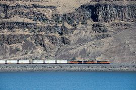 Train along Hood River by Jan-Thijs Menger