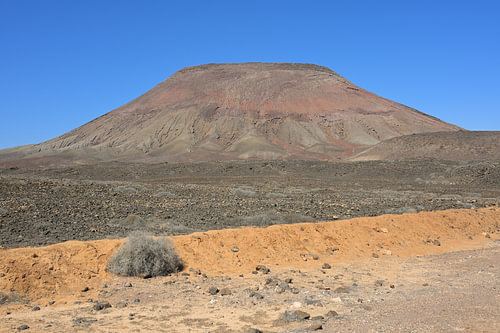 Le volcan Montana Roja, situé dans le désert aride de Fuerteventura
