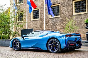 Ferrari SF90 Sportwagen in hellblauer Rückansicht
