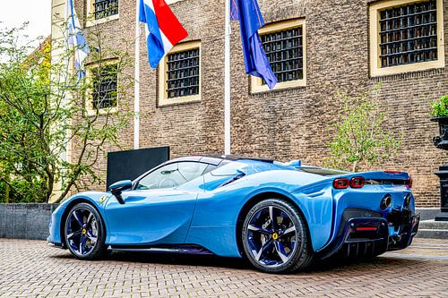 Ferrari SF90 sportwagen in lichtblauw achteraanzicht