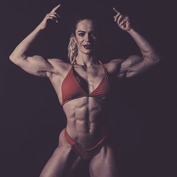 Vrouwelijk Fitness en Bodybuild model in rode bikini  07