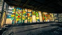 Buntes Mosaik an riesigem Panoramafenster in verlassenem Café in der Geisterstadt Prypjat bei Tscher von Robert Ruidl Miniaturansicht
