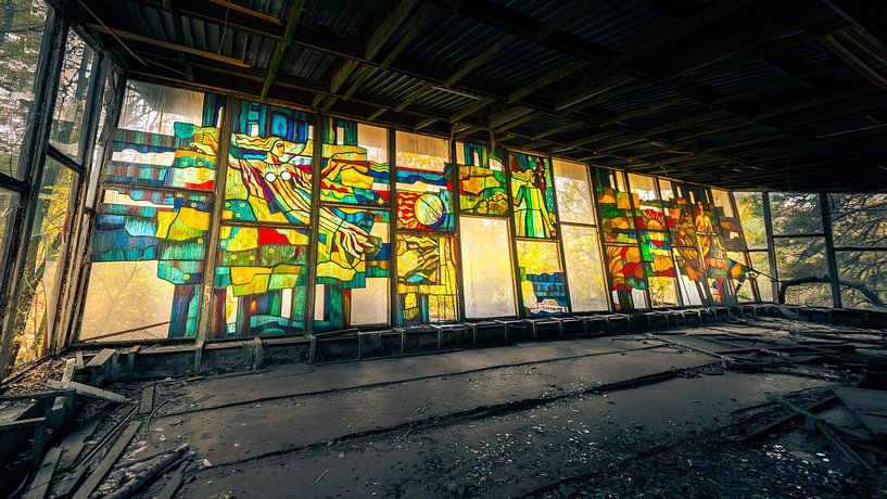 Buntes Mosaik an riesigem Panoramafenster in verlassenem Café in der Geisterstadt Prypjat bei Tscher von Robert Ruidl
