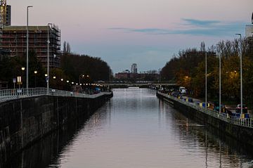 Het kanaal in Brussel bij nacht -  sluis van Anderlecht van Werner Lerooy