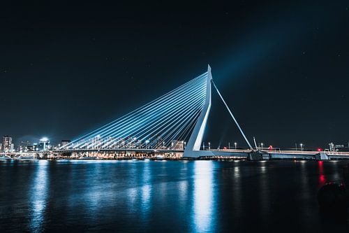 Blauwe Erasmusbrug in de nacht, rotterdam