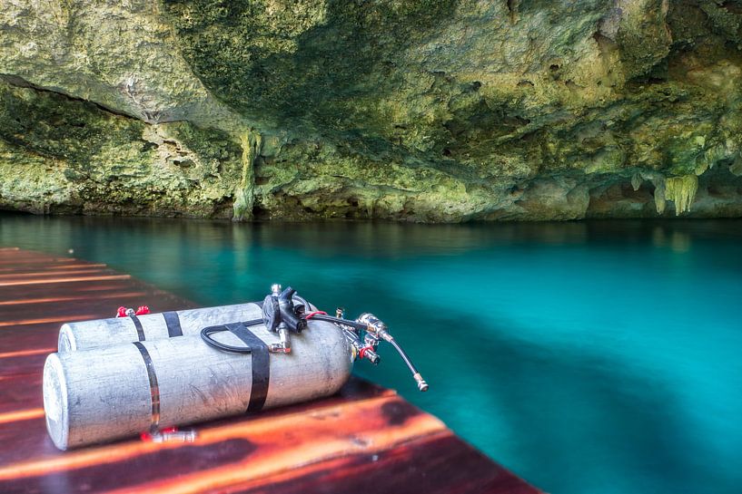 Duikflessen in een Cenote in Mexico van Michiel Dros