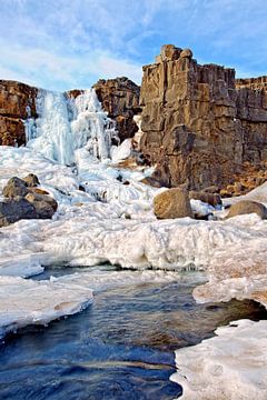 Bevroren waterval te Pingvellir in IJsland van Anton de Zeeuw