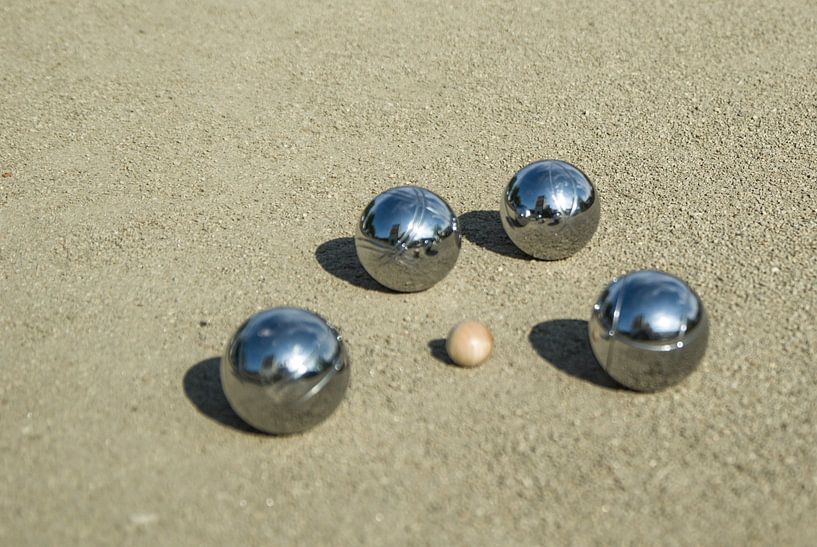 Metalen bal en het varkentje #2 van Norbert Sülzner