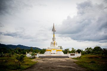 Tempel in Khao lak Thailand van Lindy Schenk-Smit