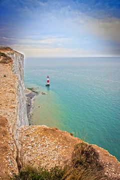 Phare au pied des falaises blanches