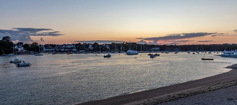 Zonsondergang boven de haven van Bénodet van Stephan Neven