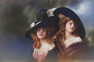 Schönes Vintage-Foto von zwei schönen Mädchen im Jahr 1906