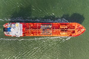 Einfahrt eines Tankschiffs in den Hafen von IJmuiden von oben gesehen.