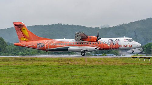 L'avion de passagers Firefly ATR 72 avec une livrée spéciale.