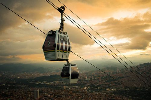 Seilbahn bei Sonnenuntergang in Medellín